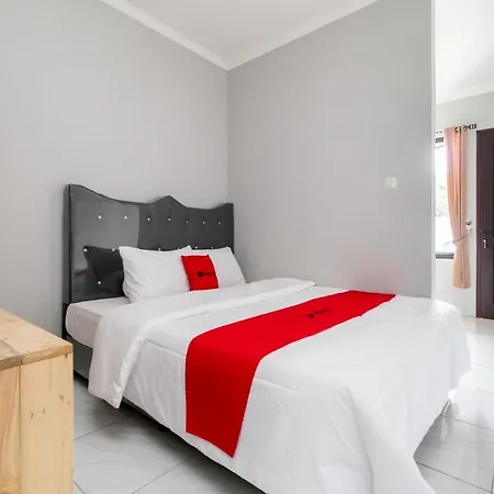 Reddoorz Plus Near Jungeland Sentul-2